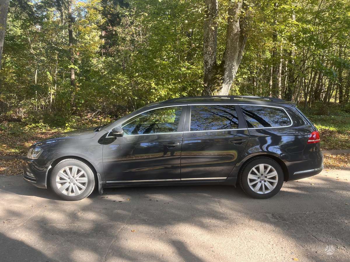 Volkswagen Passat 2012 — rear view