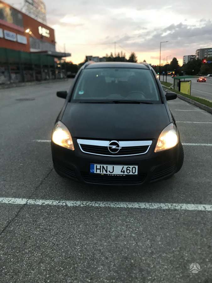 Opel Zafira 2006 — вигляд ззаду