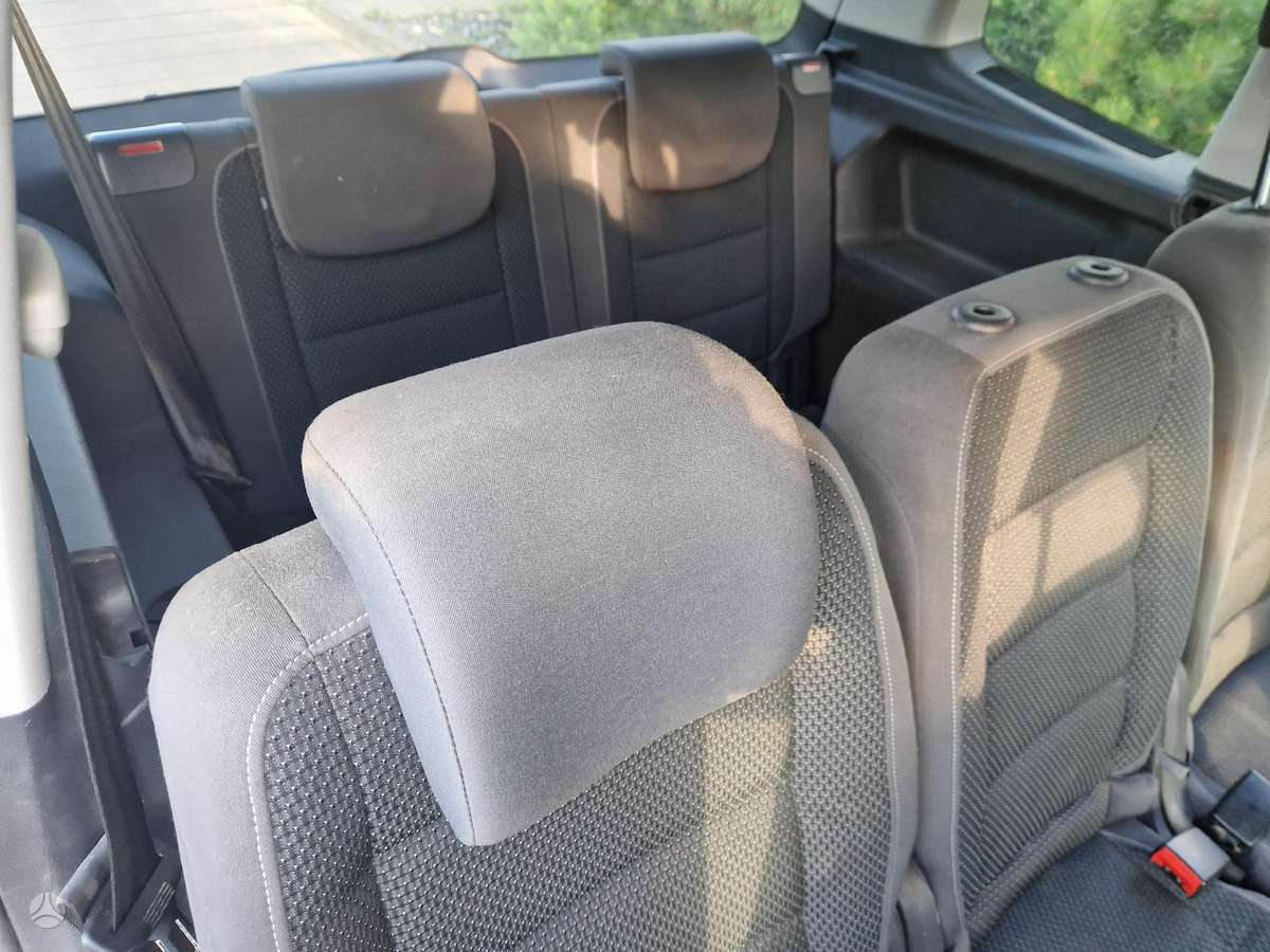 Volkswagen Touran 2011 — photo 10