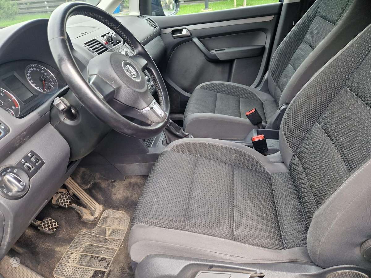Volkswagen Touran 2011 — photo 13