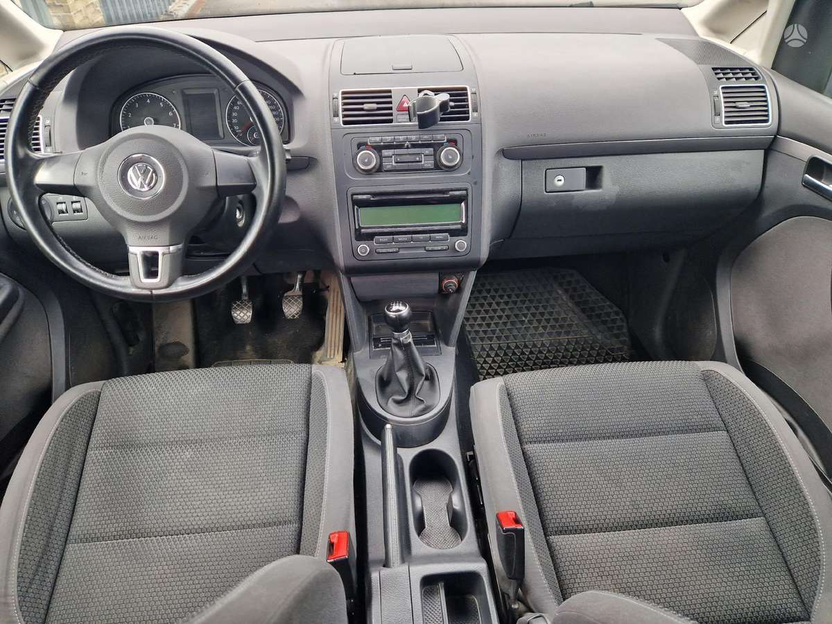Volkswagen Touran 2011 — photo 14
