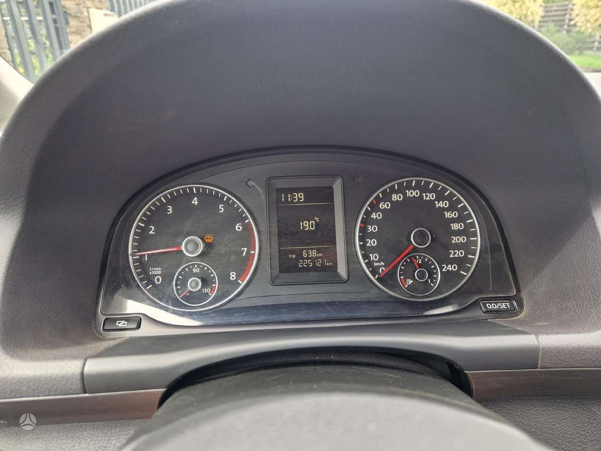 Volkswagen Touran 2011 — photo 15