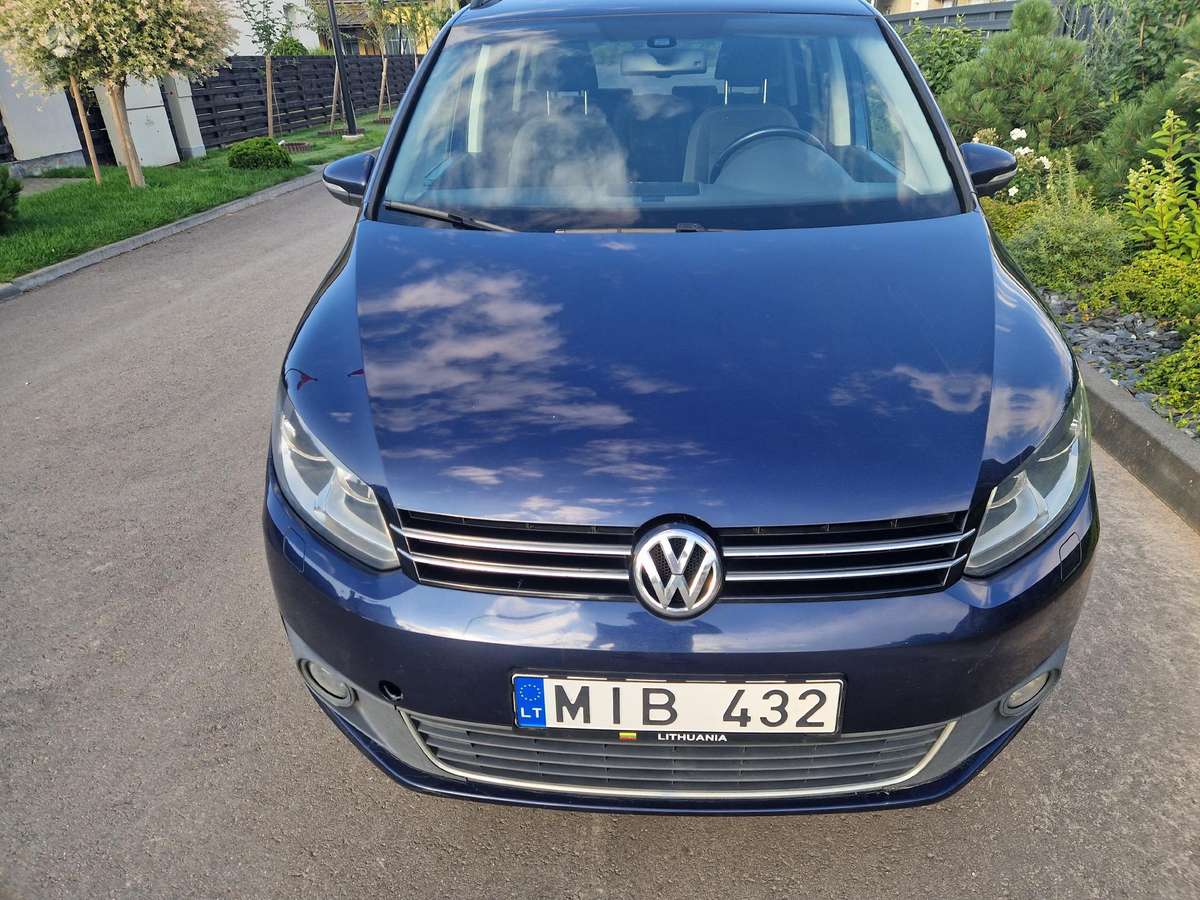 Volkswagen Touran 2011 — rear view
