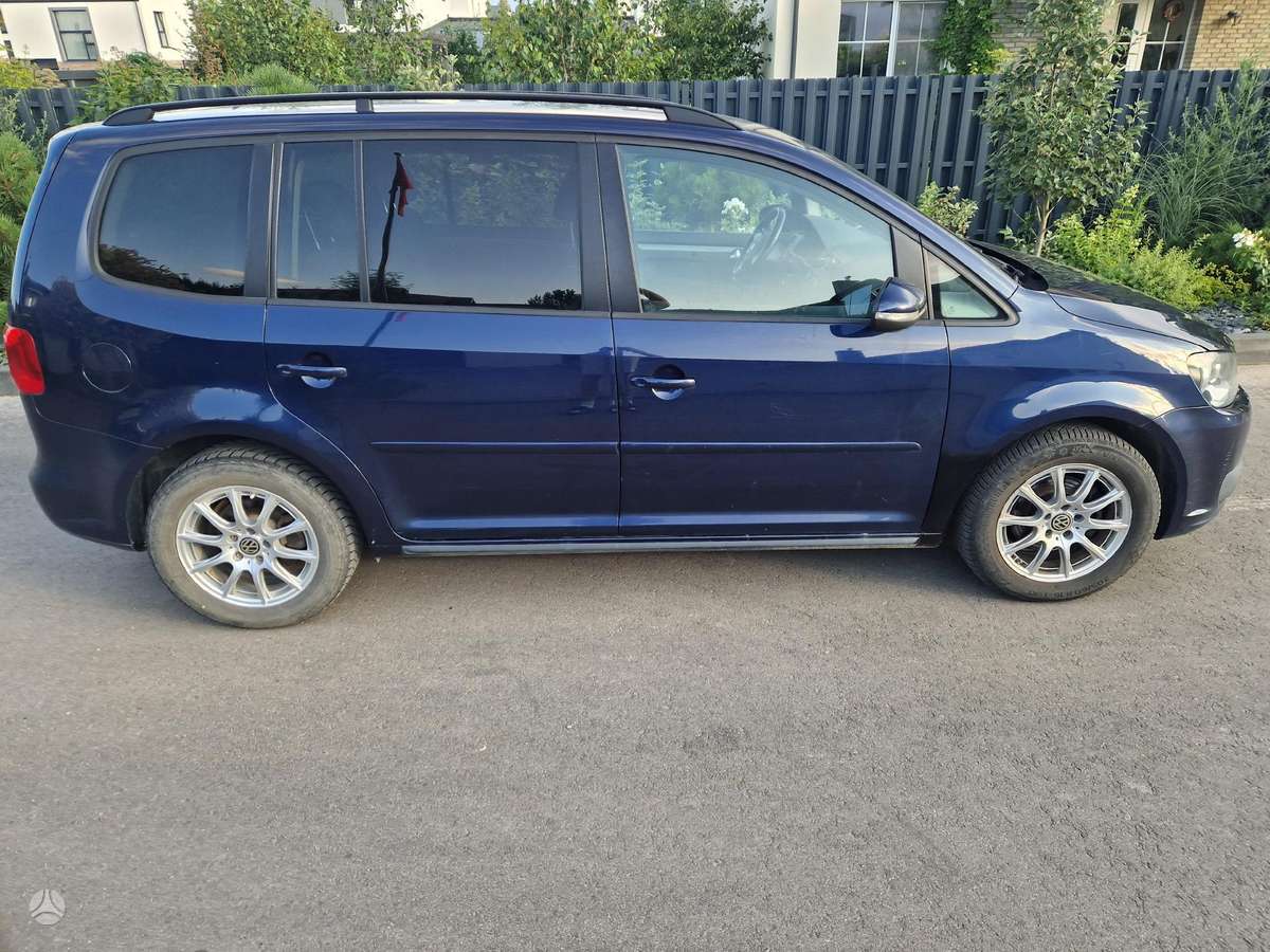 Volkswagen Touran 2011 — interior