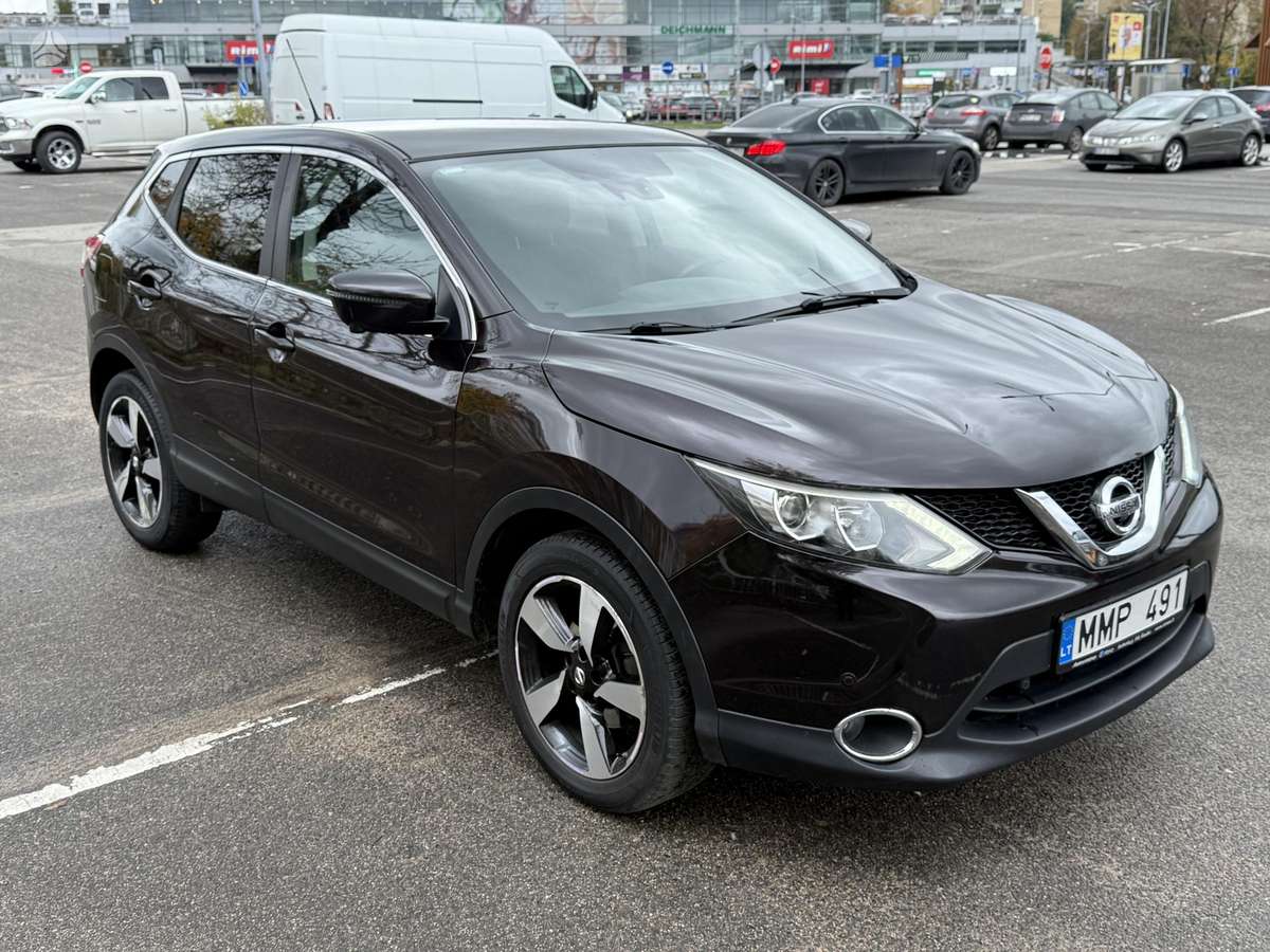 Nissan Qashqai 2015 — rear view