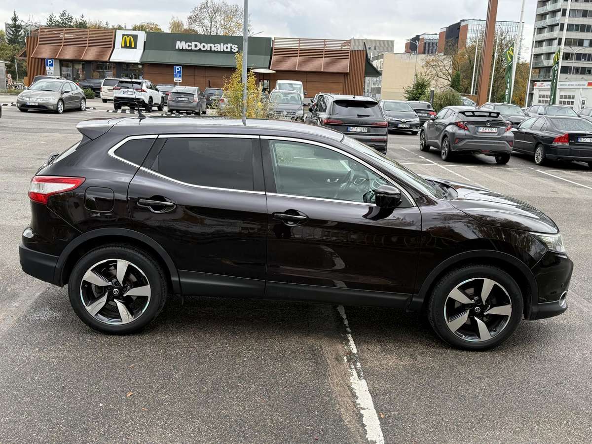 Nissan Qashqai 2015 — interior