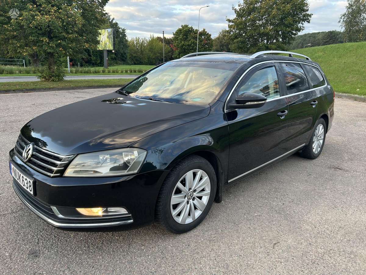 Volkswagen Passat 2011 — rear view