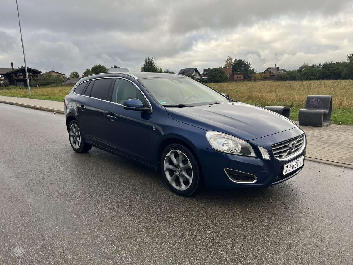 Volvo V60 2012 — rear view