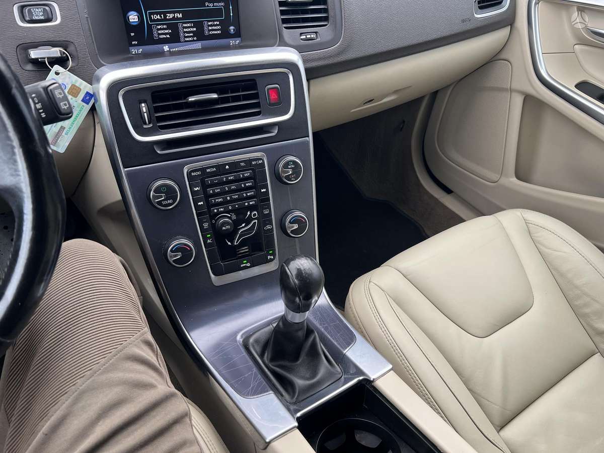 Volvo V60 2012 — photo 24