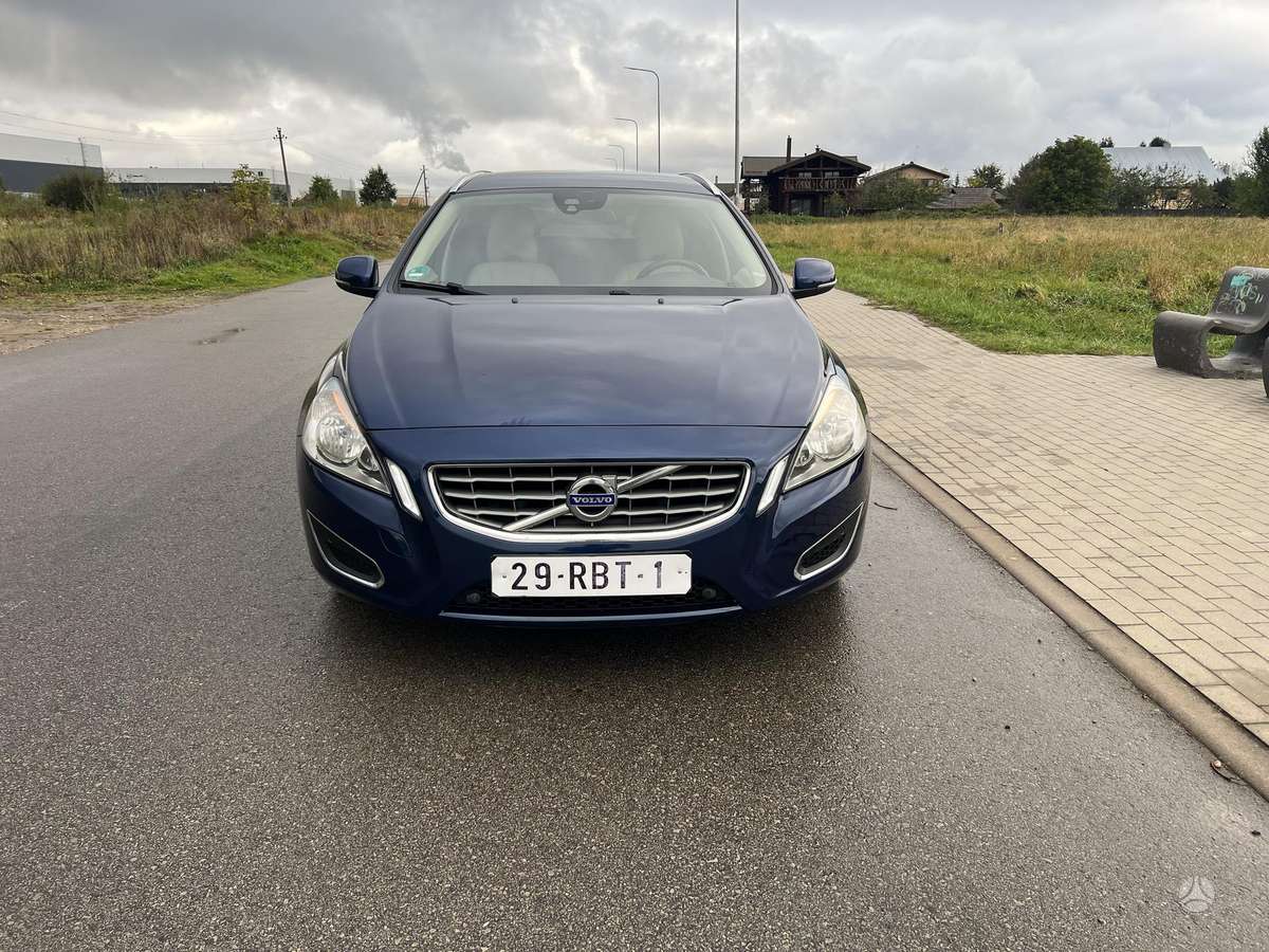 Volvo V60 2012 — interior