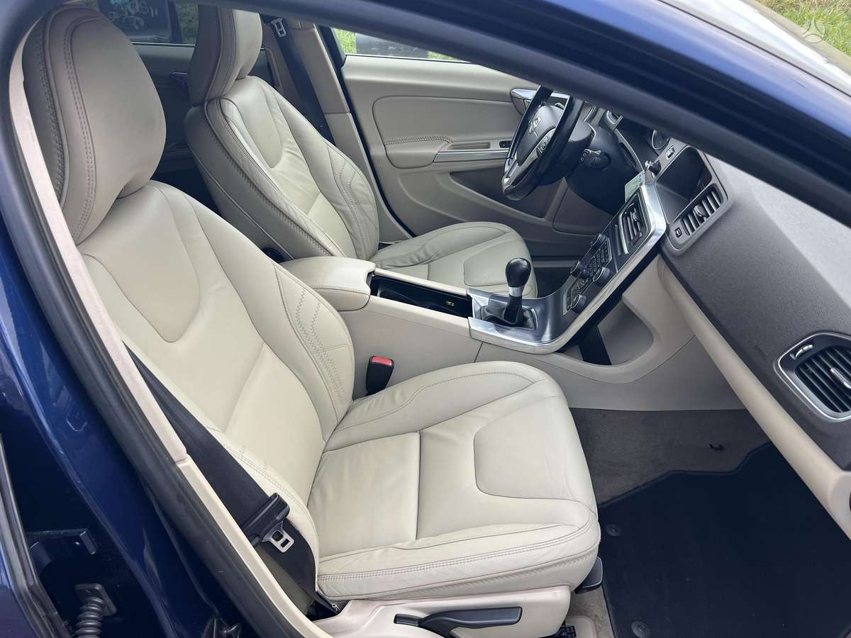 Volvo V60 2012 — photo 31
