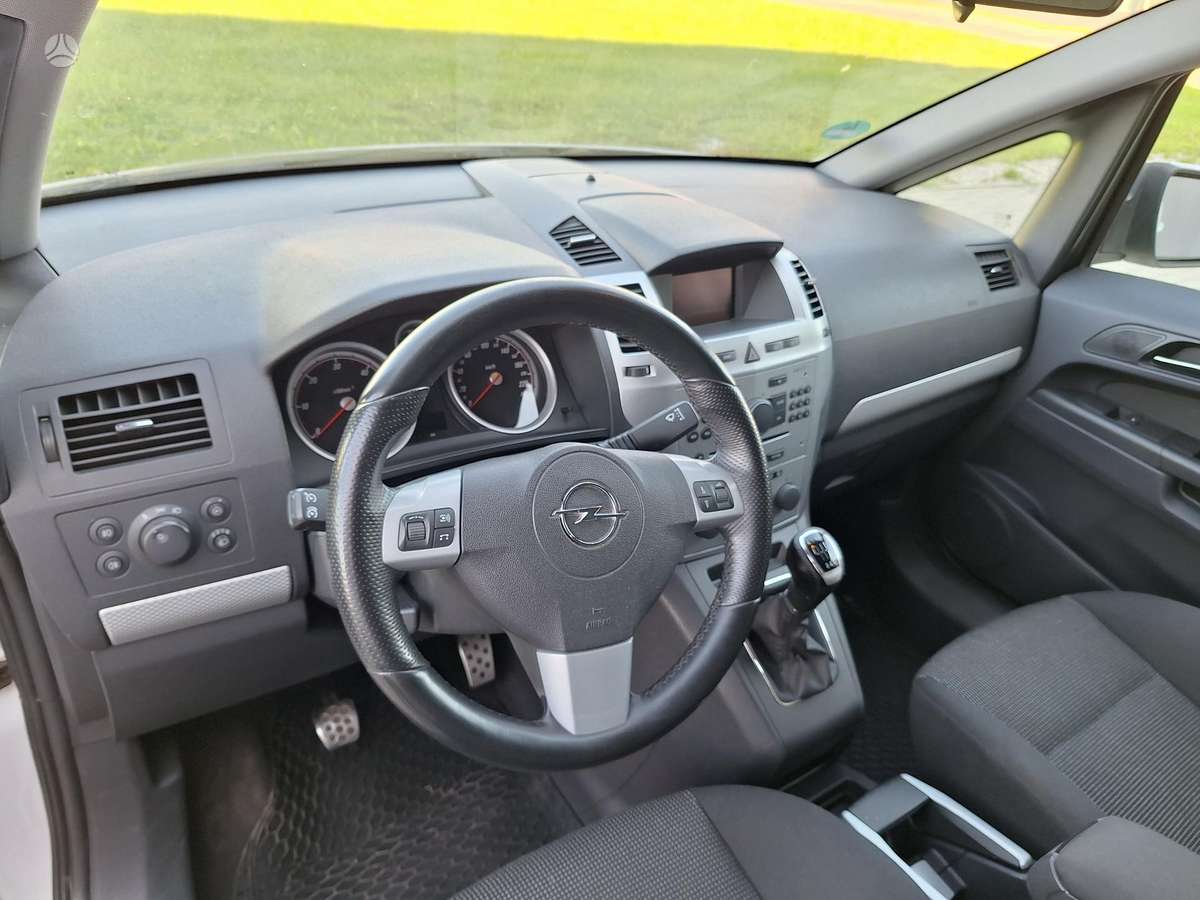 Opel Zafira 2011 — photo 11