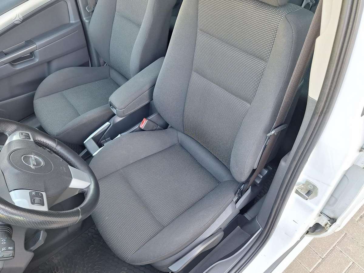 Opel Zafira 2011 — photo 12