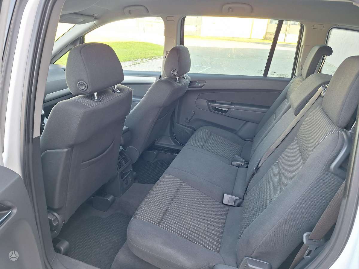 Opel Zafira 2011 — photo 18
