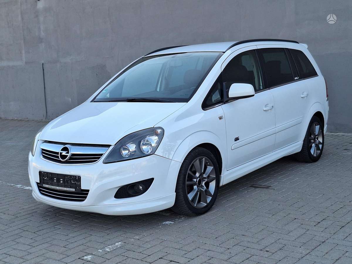 Opel Zafira 2011 — rear view