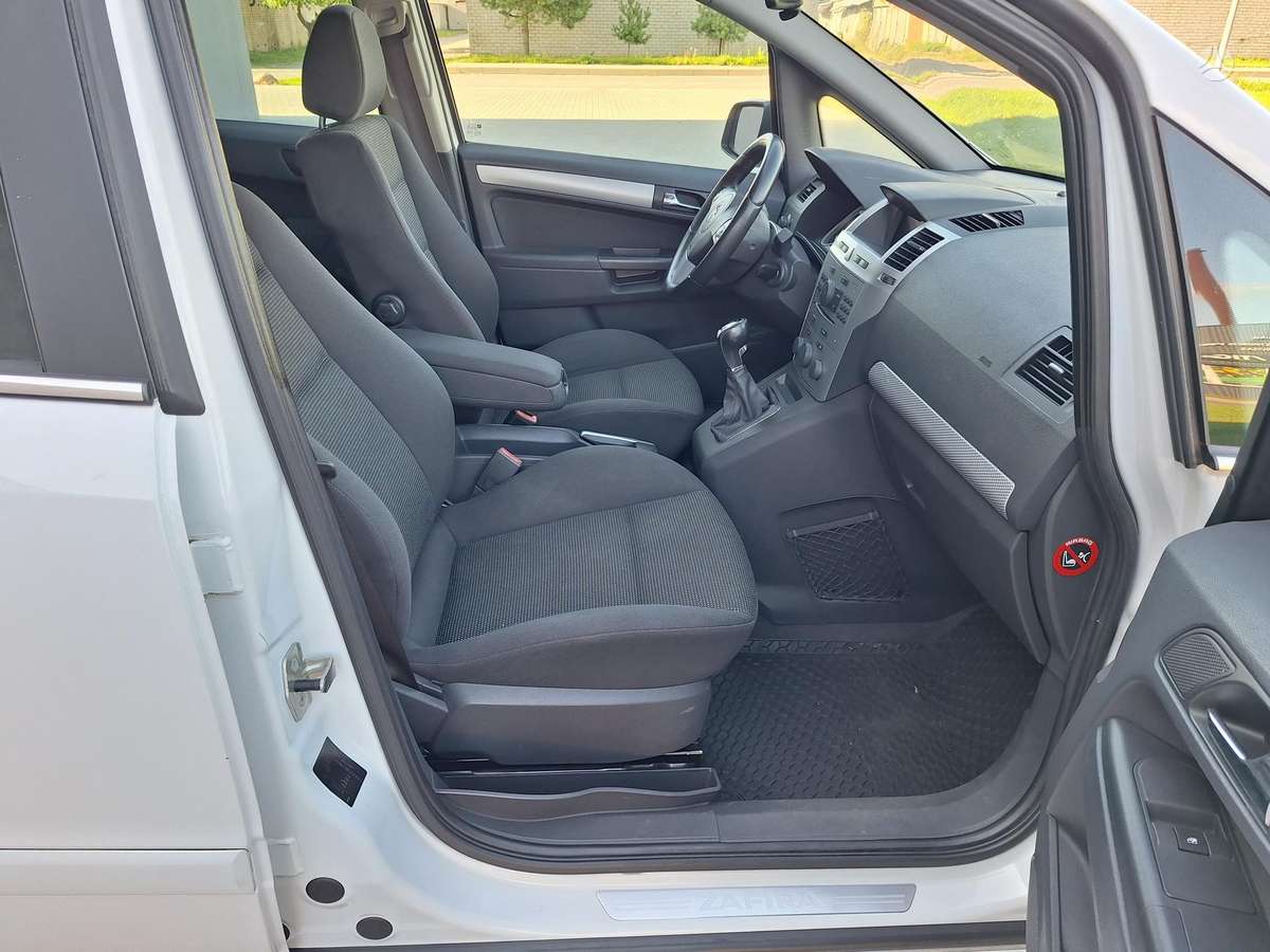 Opel Zafira 2011 — photo 21