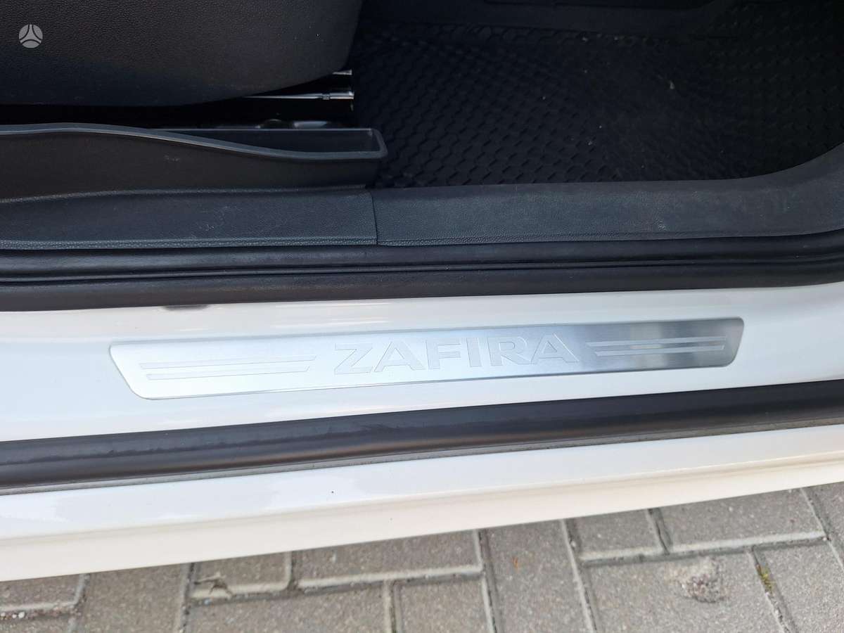 Opel Zafira 2011 — photo 24
