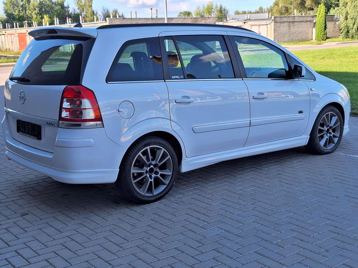 Opel Zafira 2011 — interior