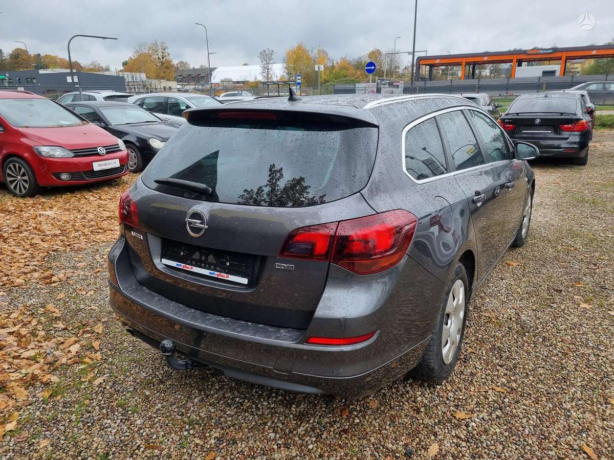 Opel Astra 2012 — rear view