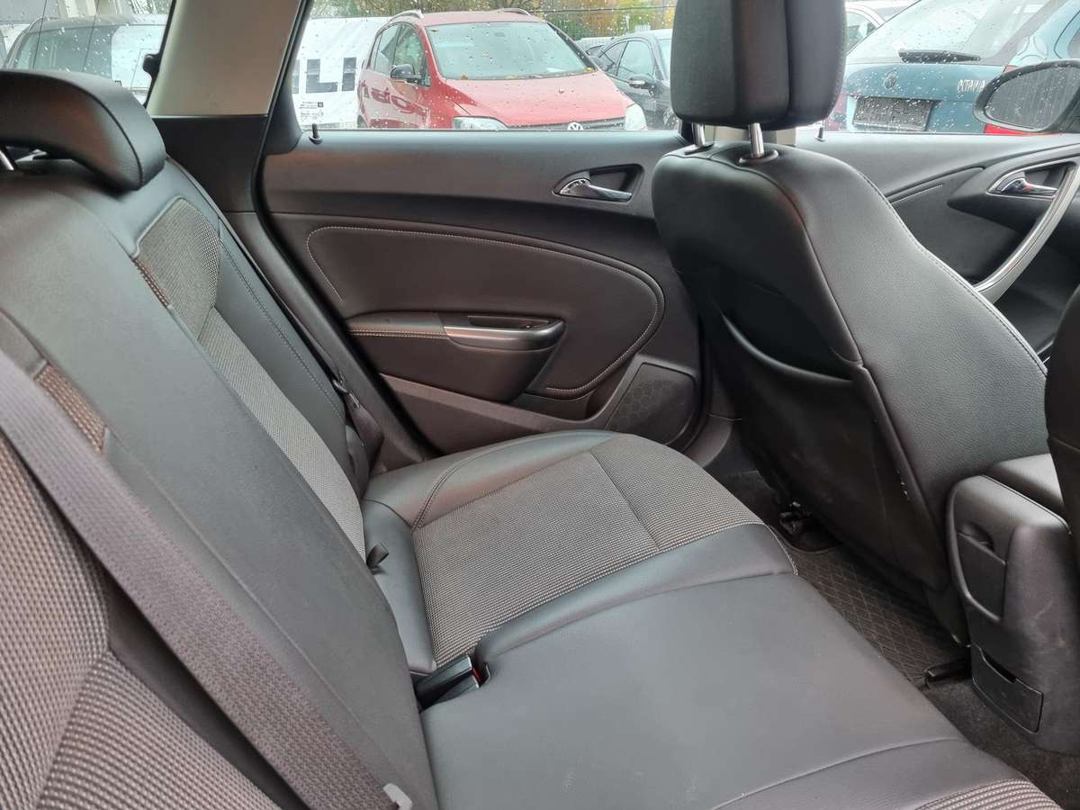 Opel Astra 2012 — photo 6