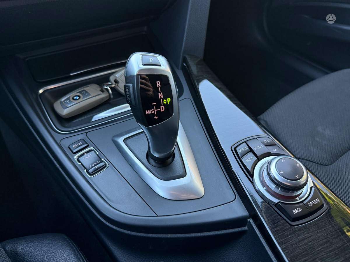 BMW 318 2015 — photo 16