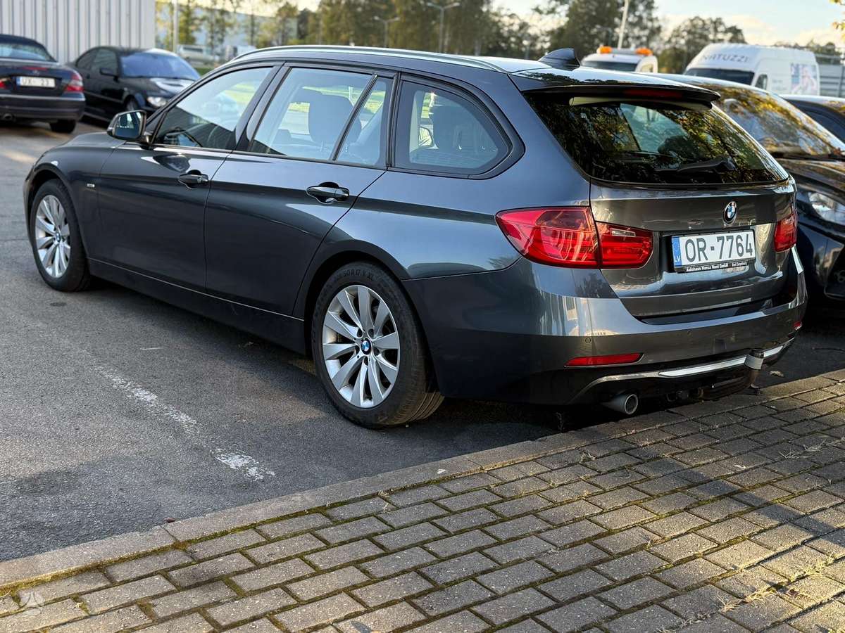 BMW 318 2015 — interior