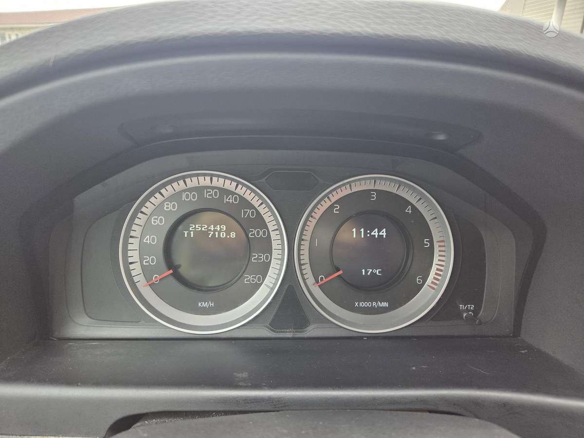 Volvo V70 2011 — photo 11