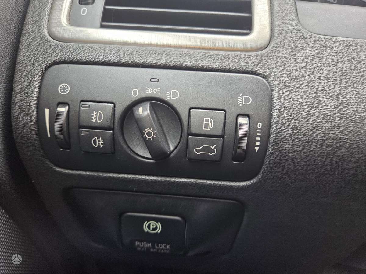 Volvo V70 2011 — photo 13