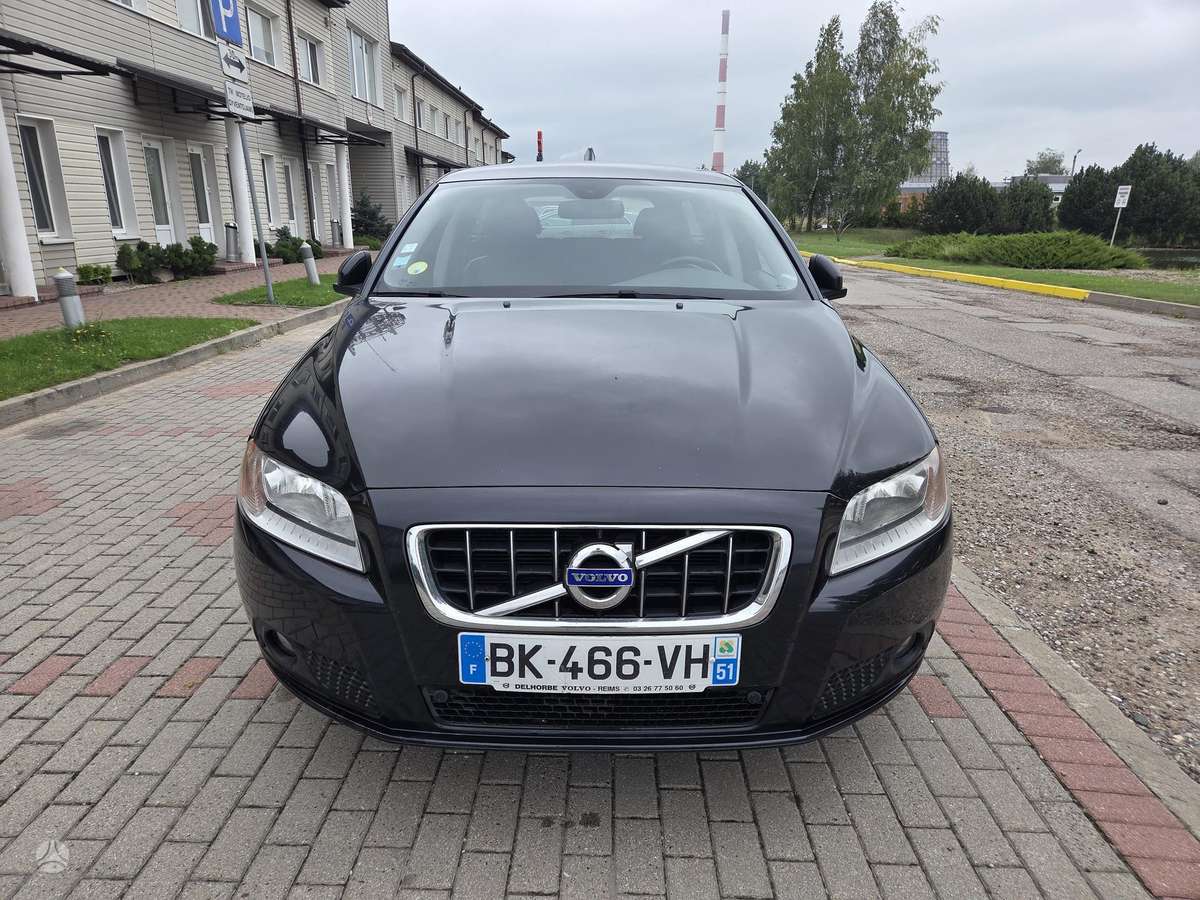 Volvo V70 2011 — rear view