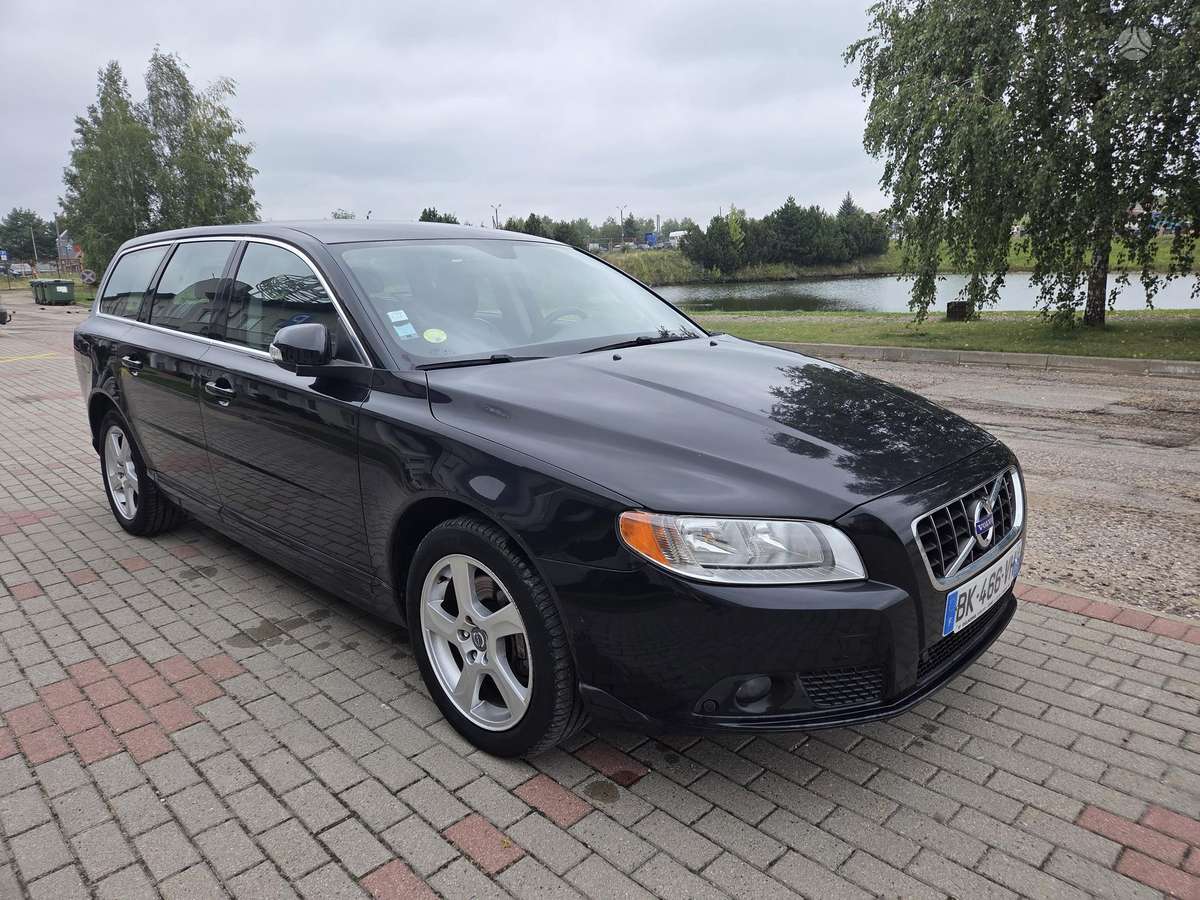 Volvo V70 2011 — interior