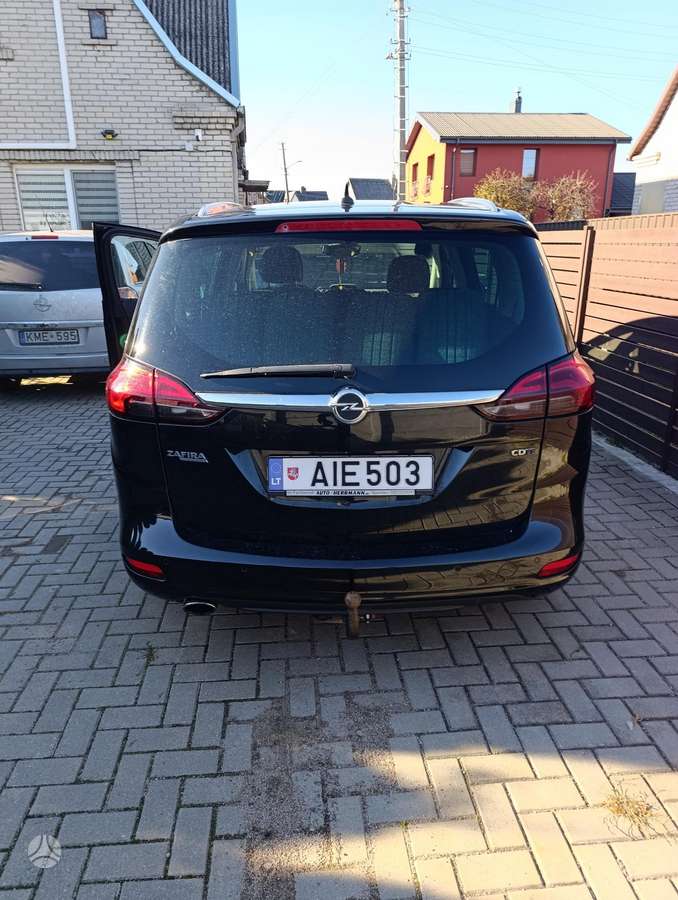Opel Zafira 2015 — rear view