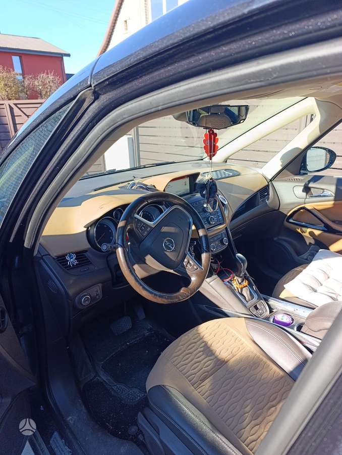 Opel Zafira 2015 — engine 2000 cm³, 131 HP (96kW)