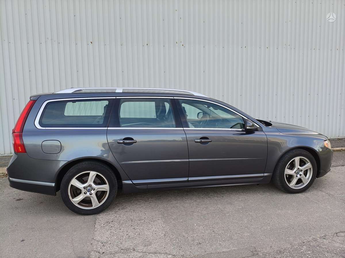 Volvo V70 2012 — rear view