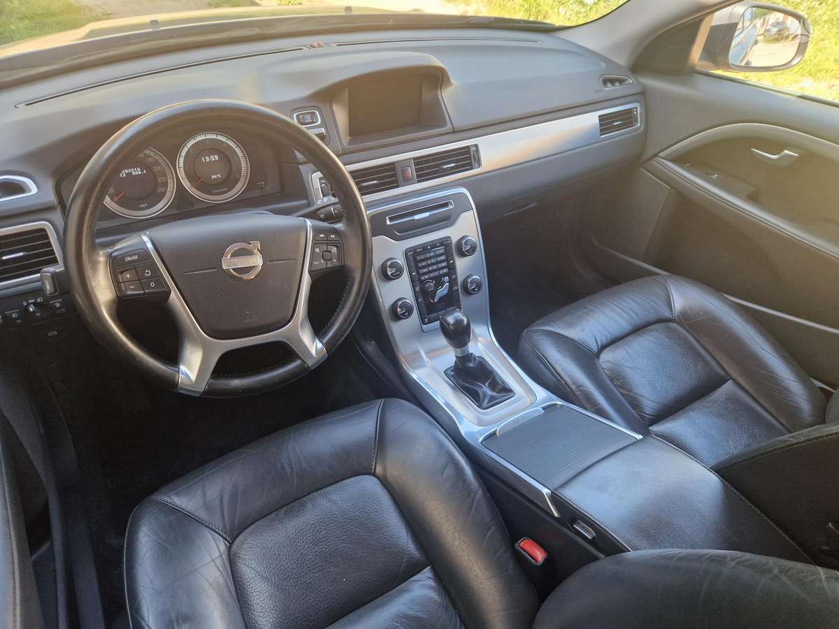 Volvo V70 2012 — photo 9