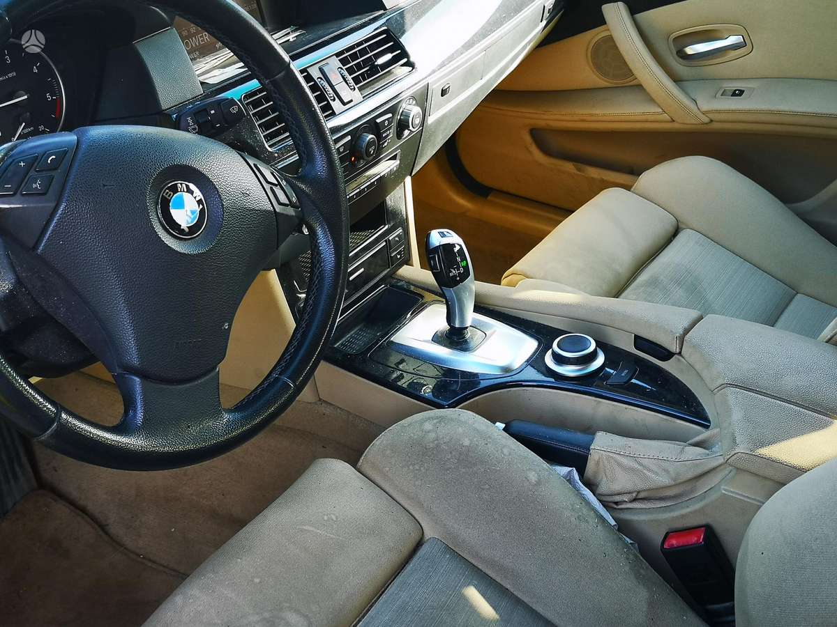 BMW 520 2008 — салон