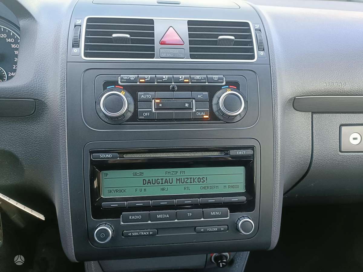 Volkswagen Touran 2010 — photo 16