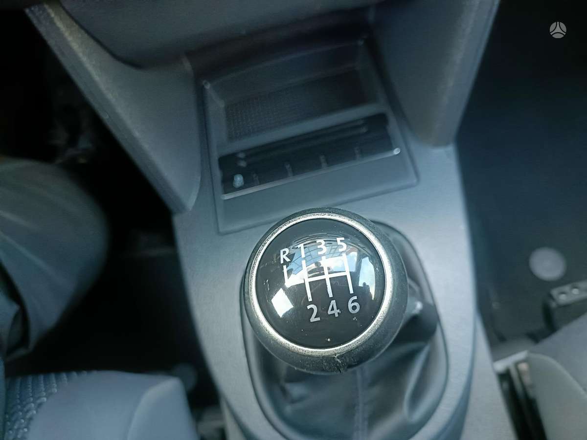 Volkswagen Touran 2010 — photo 18