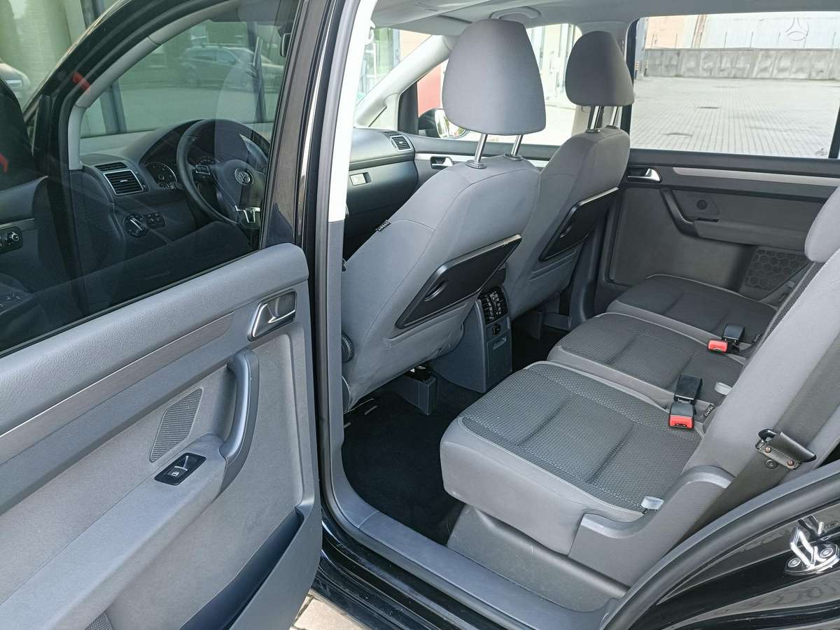 Volkswagen Touran 2010 — photo 21