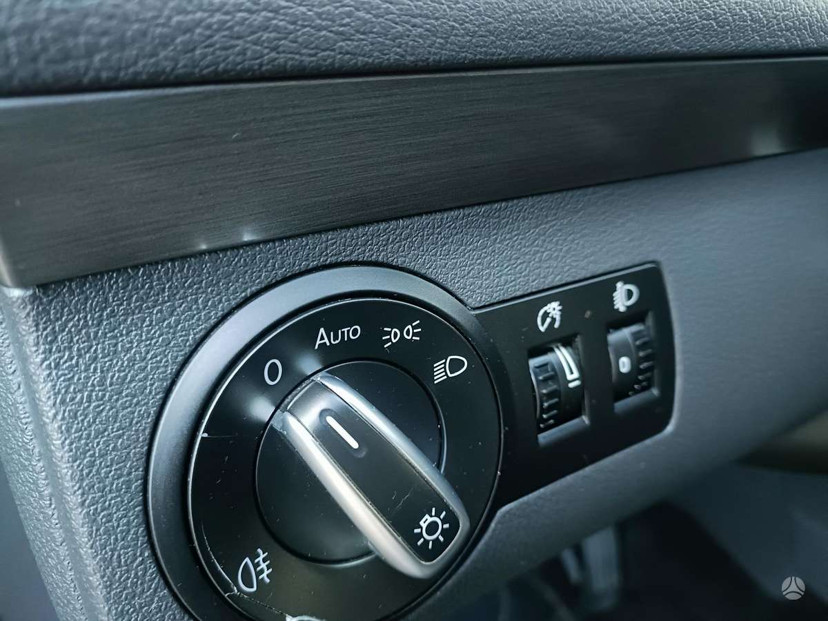 Volkswagen Touran 2010 — photo 26