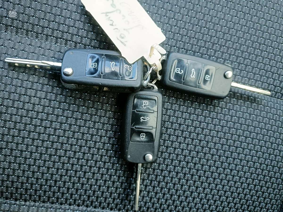Volkswagen Touran 2010 — photo 29