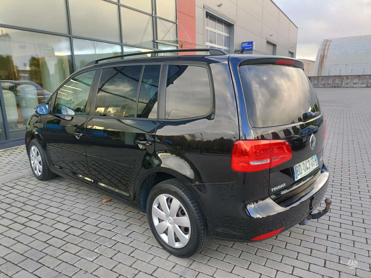 Volkswagen Touran 2010 — interior