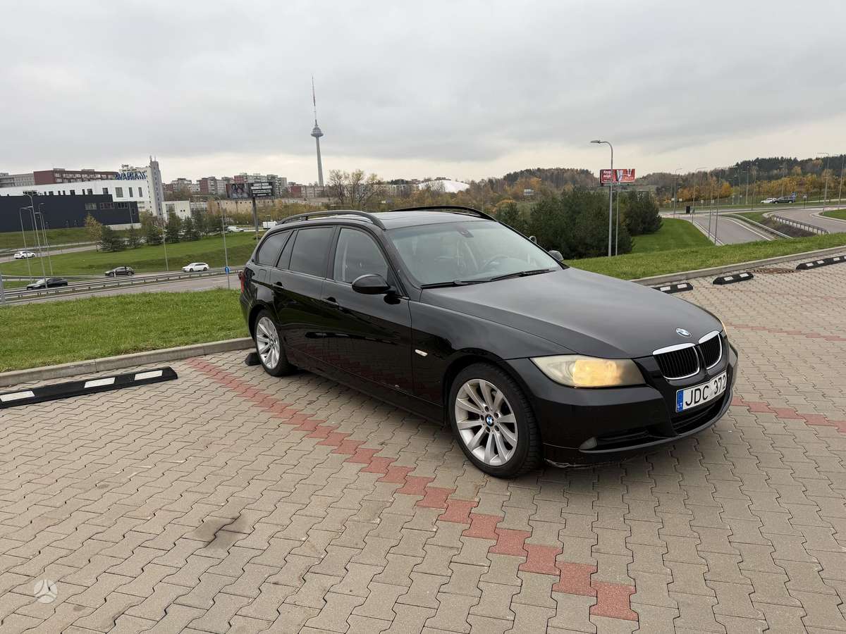 BMW 318 2007 — rear view