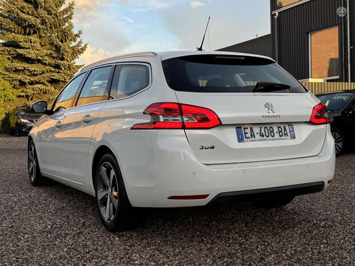 Peugeot 308 2015 — rear view
