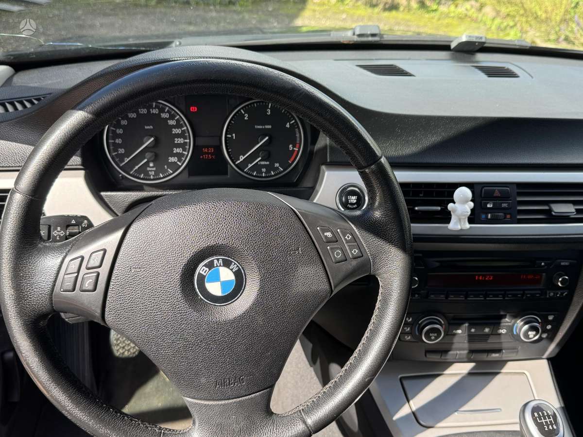 BMW 320 2009 — салон