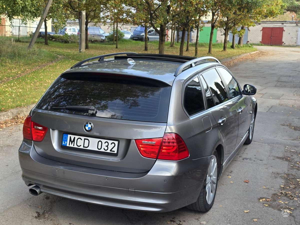 BMW 320 2008 — rear view