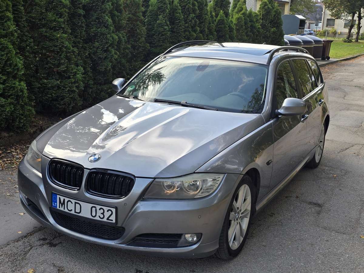 BMW 320 2008 — interior