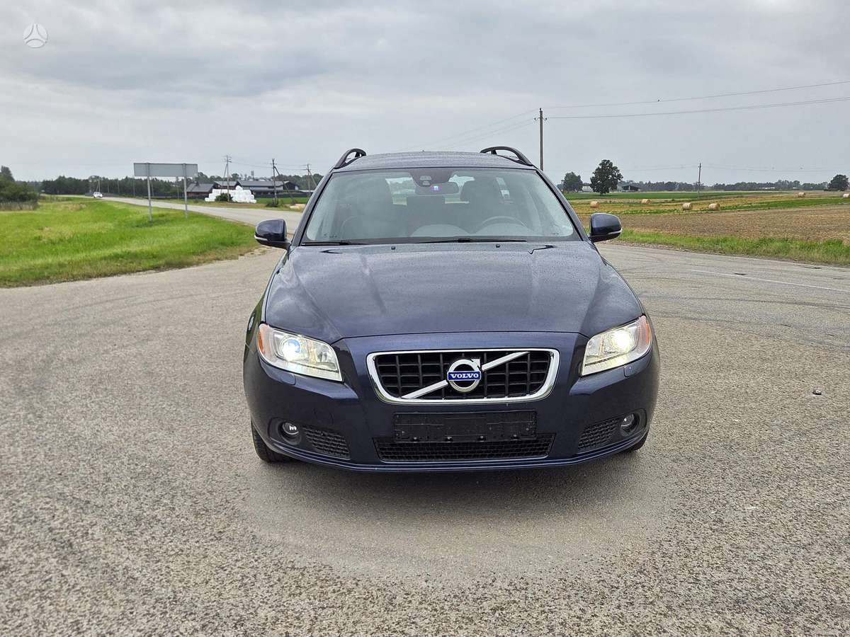 Volvo V70 2013 — rear view