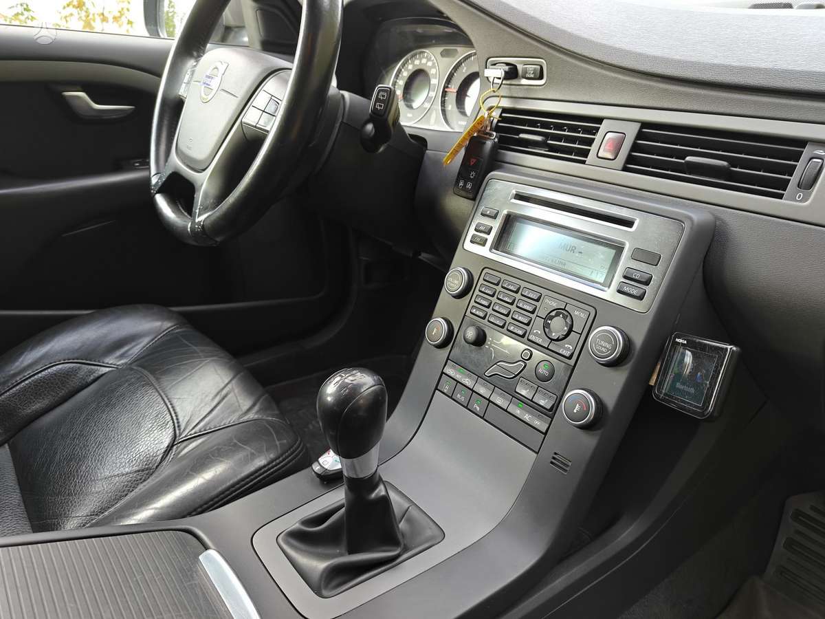 Volvo V70 2009 — photo 14