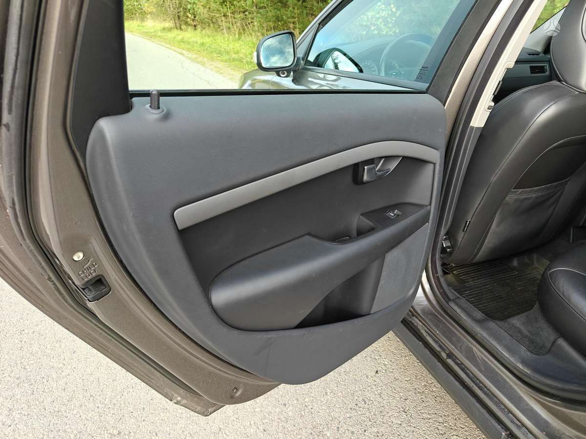 Volvo V70 2009 — photo 16