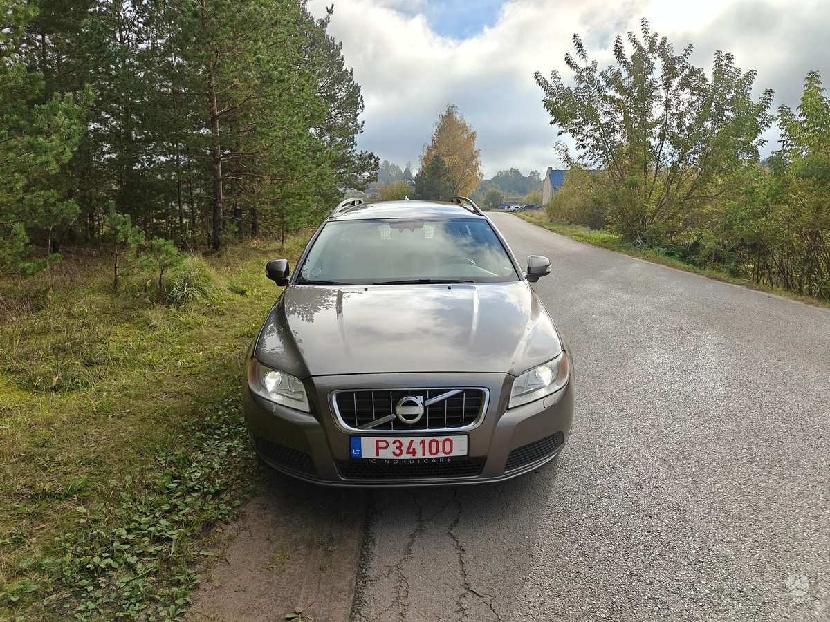 Volvo V70 2009 — rear view